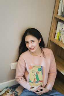 他将红酒慢慢倒入哪里